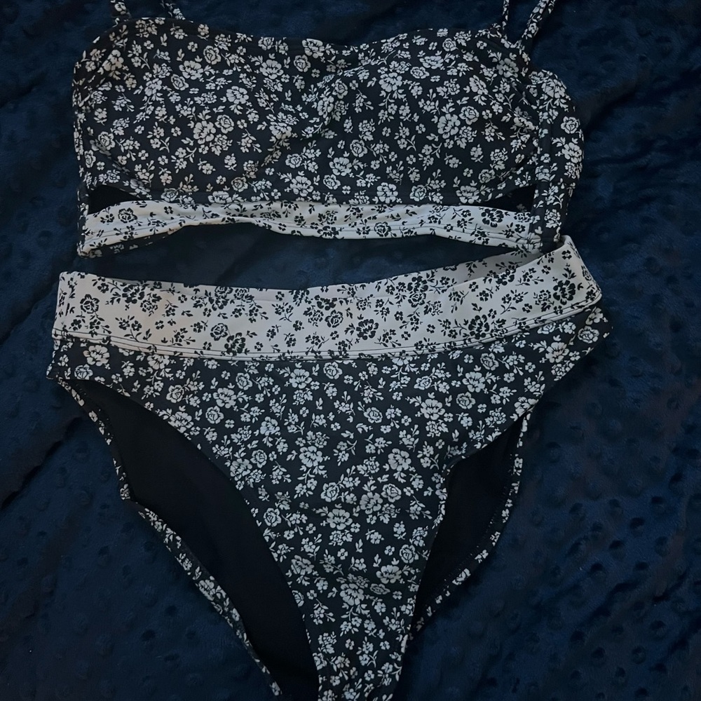 Black and white roses bikini set